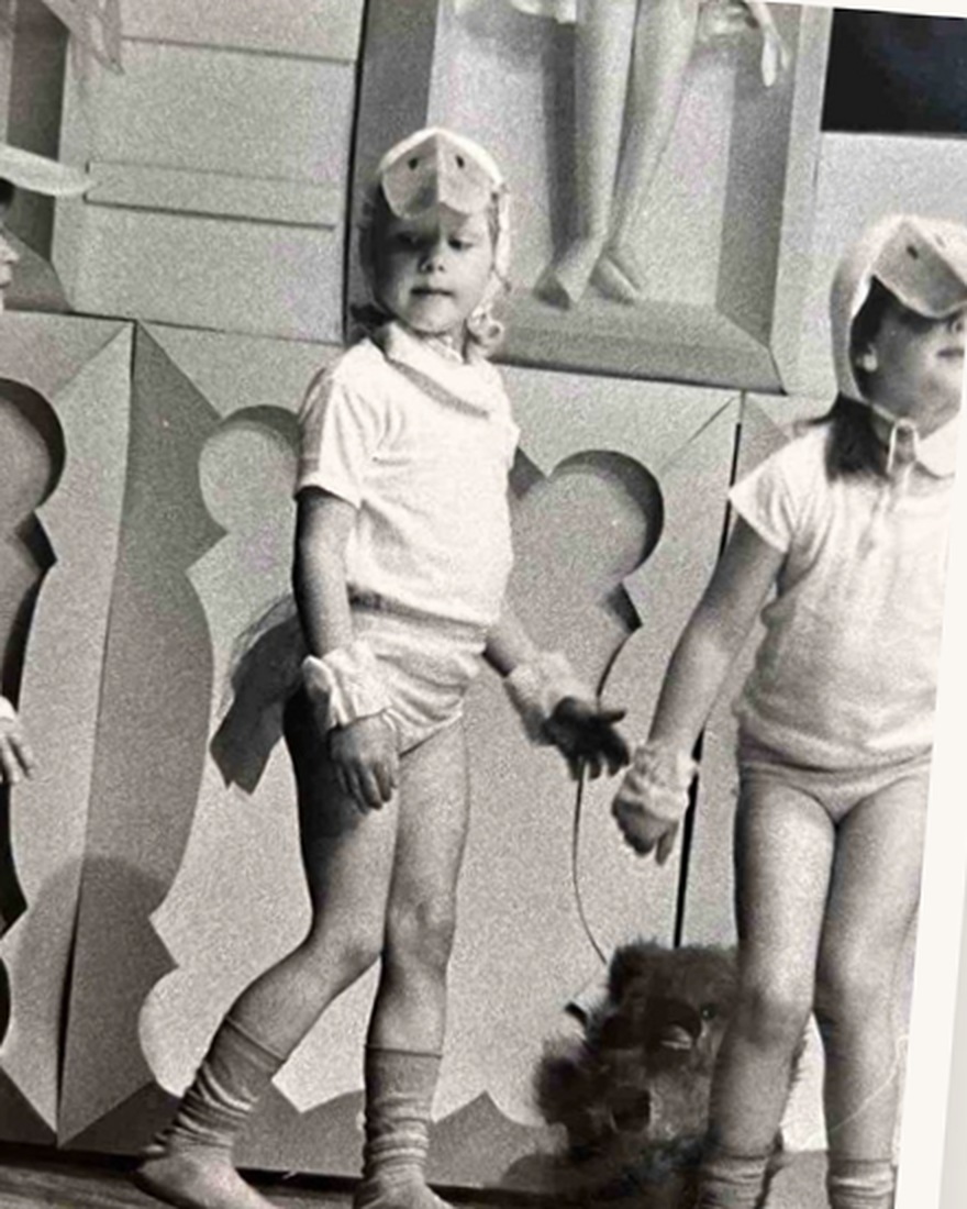 Relinde Moors as a child on stage in a duck costume