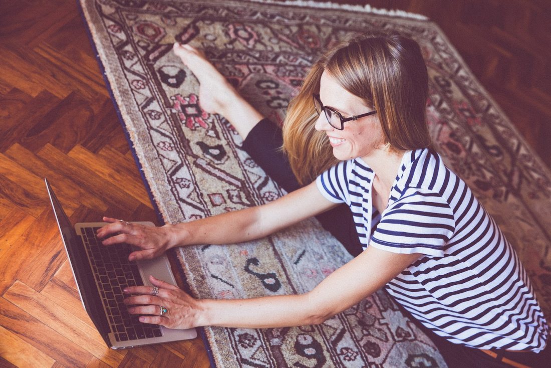 Relinde Moors working on her laptop on the floor