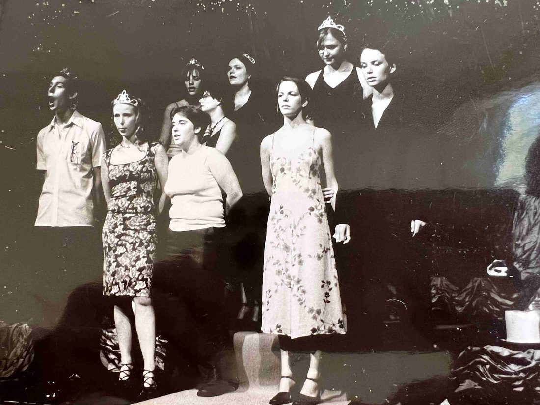Relinde Moors on stage with her theatre ensemble